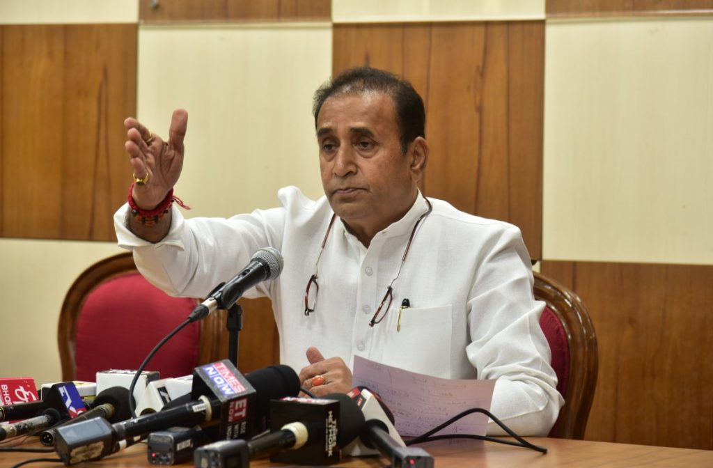सुशांत केसः पुलिस जांच जारी, महेश भट्ट-करण जौहर से भी होगी पूछताछ 1 सुशांत केसः पुलिस जांच जारी, महेश भट्ट-करण जौहर से भी होगी पूछताछ | Anil Deshmukh