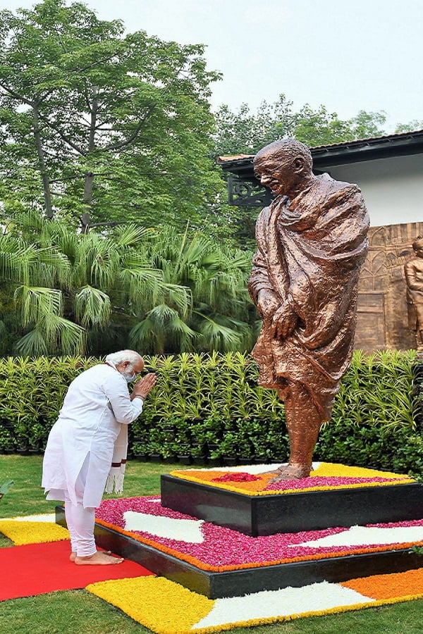 15 अगस्त तक चलाया जाएगा गंदगी भारत छोड़ो अभियानः पीएम मोदी | PM modi on rajghat