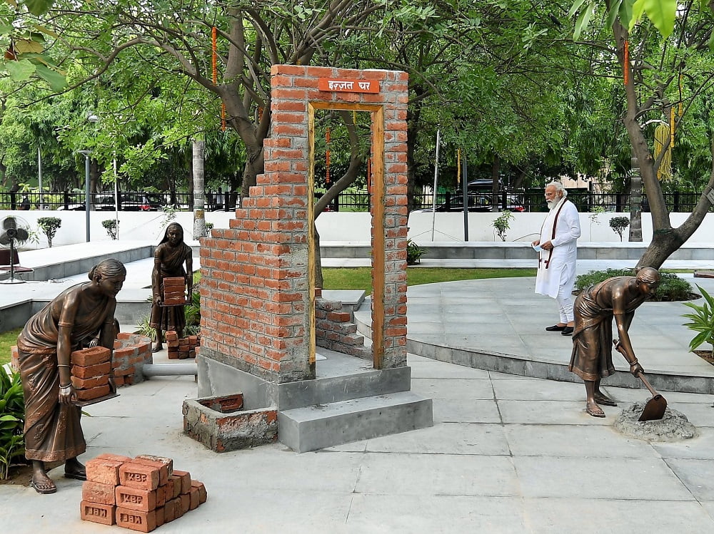 15 अगस्त तक चलाया जाएगा गंदगी भारत छोड़ो अभियानः पीएम मोदी | modi in rajghat