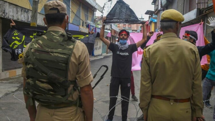 जम्मू-कश्मीरः बिना इजाजत निकाला मोहर्रम का जुलूस, पुलिस को चलानी पड़ी पैलेट गन | shia muharram