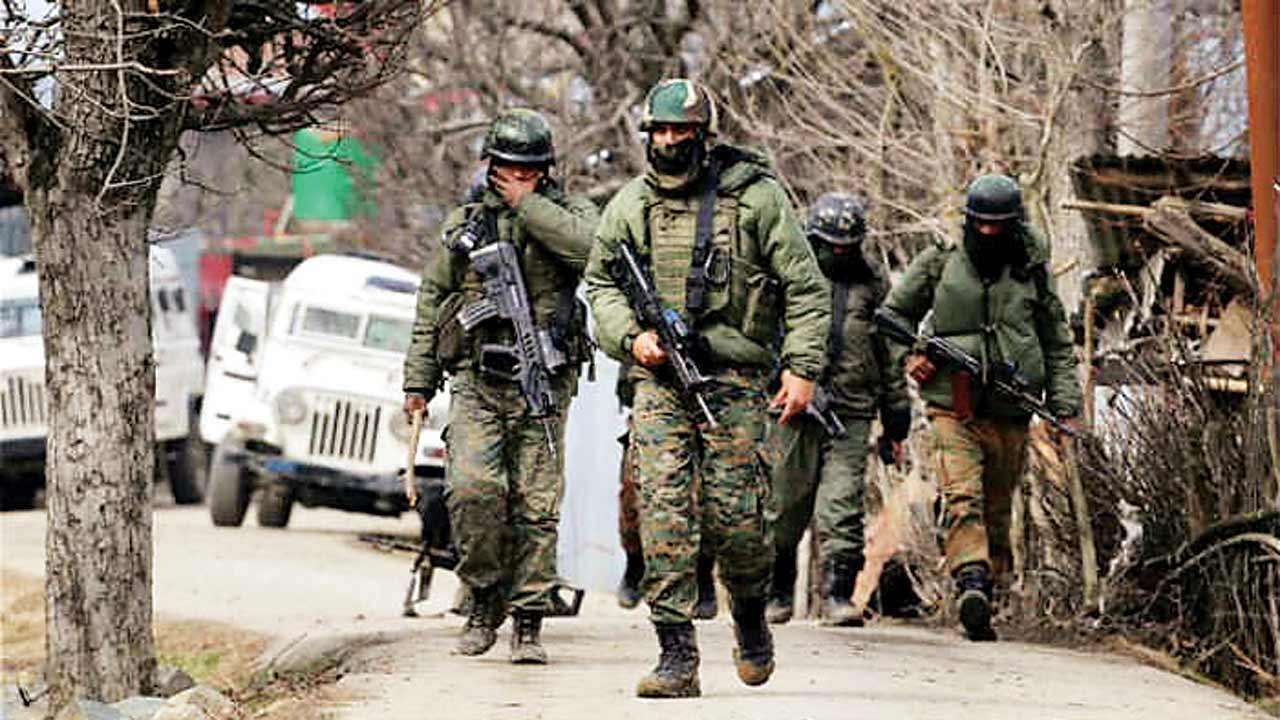 जम्मू-कश्मीरः सुरक्षा बलों से मुठभेड़ में 3 आतंकी ढेर, 3 जवान भी घायल | Indian Army Encounter