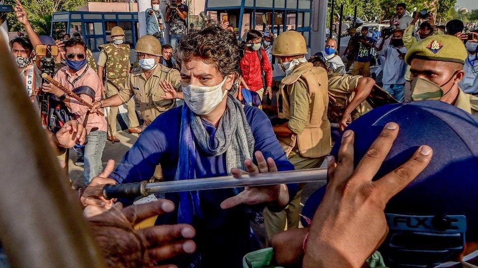पुरुष पुलिसकर्मी ने प्रियंका गांधी का कुर्ता पकड़ कर की धक्का-मुक्की, फोटो वायरल | Priyanka Gandhi Noida Border