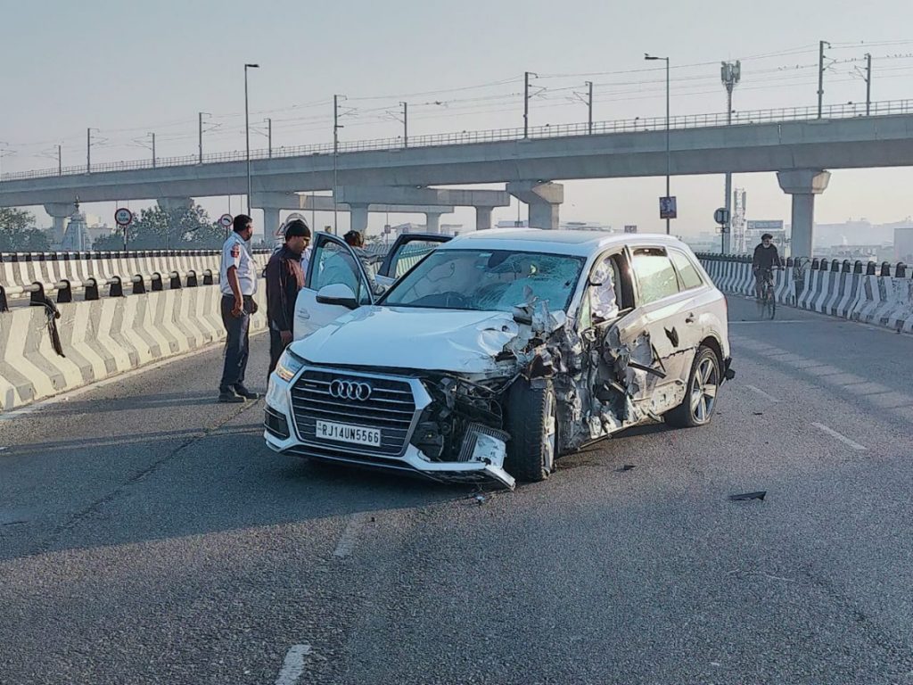 ऑडी सवार युवतियों ने युवक को मारी टक्कर, 30 फीट दूर छत पर गिरा, मौत | Audi Q7 1