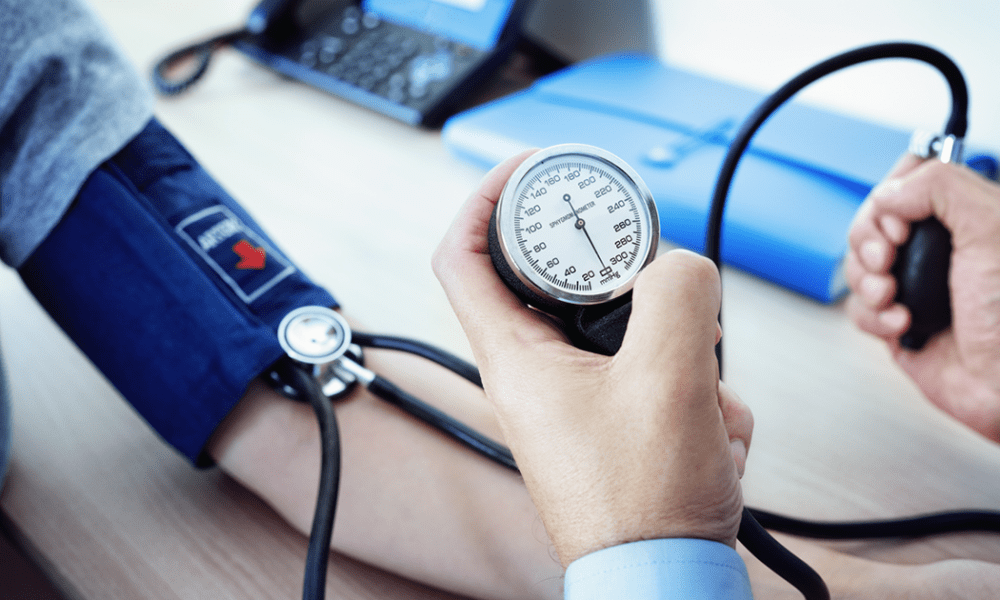 ये महिलाएं भूलकर भी ना करें करवाचौथ का व्रत, हो सकती है परेशानी | Blood Pressure