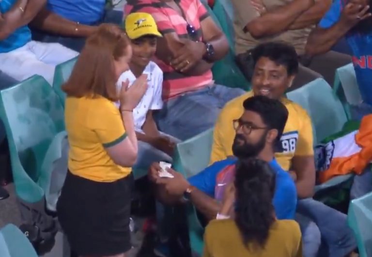 भारत-ऑस्ट्रेलिया मैच के दौरान युवक ने गर्लफ्रेंड को किया प्रपोज, वीडियो वायरल