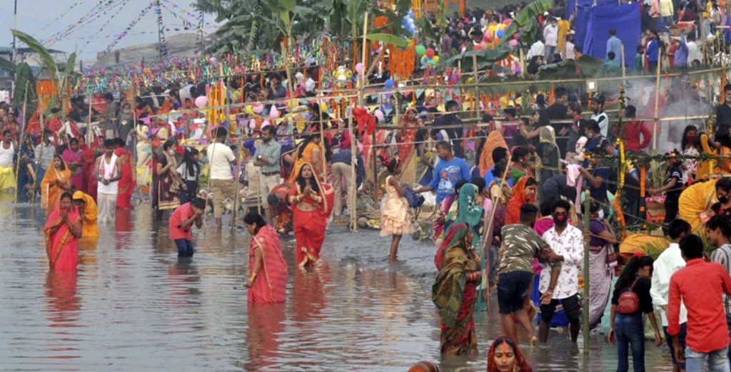 महाछठः डूबते सूरज को दिया अर्घ्य, घाटों पर सोशल डिस्टेंसिंग की गई पालना | Mahachhath 1