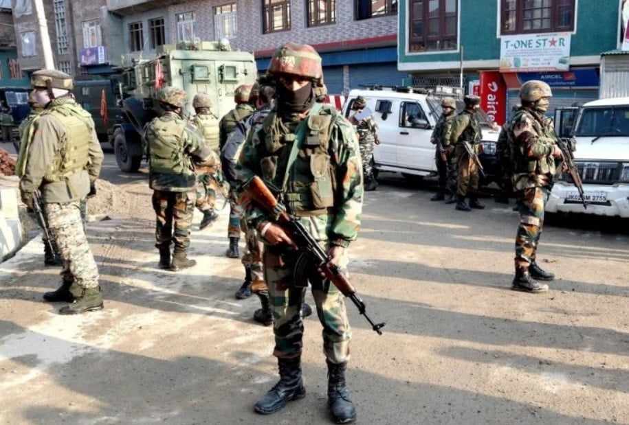 जम्मू-कश्मीरः आतंकियों ने सुरक्षा बलों पर किया हमला, 2 जवान शहीद | Srinagar attack