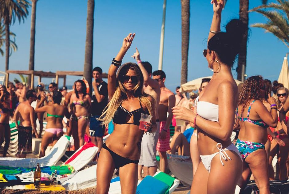 Beach पार्टी के लिए पूरी दुनिया में सबसे फेमस हैं ये 5 जगह 1 Beach पार्टी के लिए पूरी दुनिया में सबसे फेमस हैं ये 5 जगह | Ibiza Beach Party