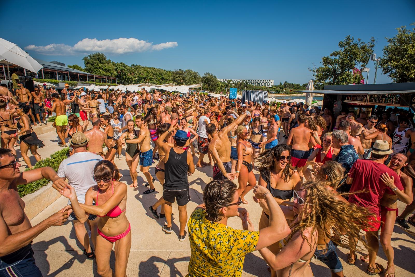 Beach पार्टी के लिए पूरी दुनिया में सबसे फेमस हैं ये 5 जगह | beach party