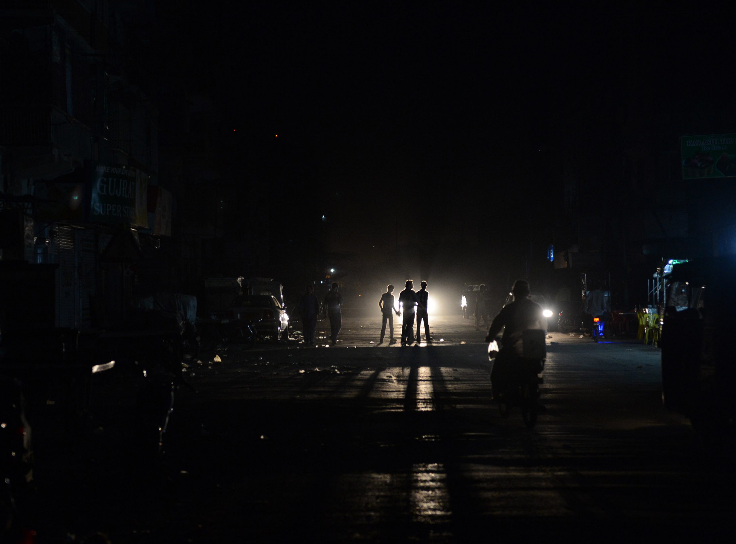 पाकिस्तानः पावर कट के कारण कराची, लाहौर, इस्लामाबाद सहित कई शहर अंधेरे में डूबे | blackout in pak scaled
