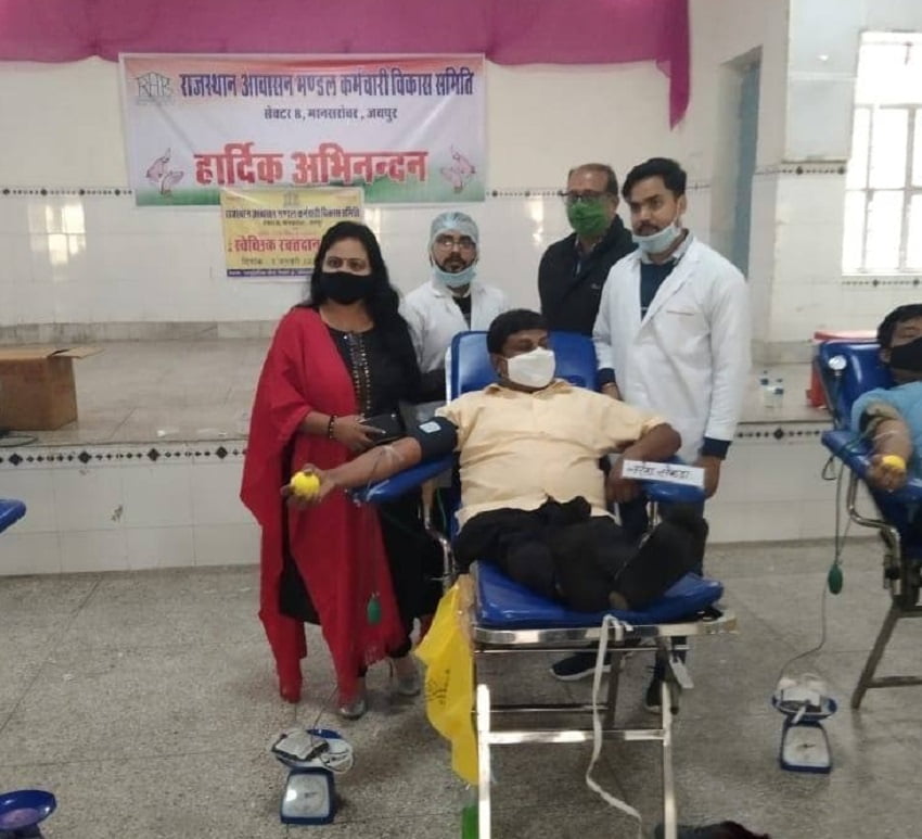जयपुरः ब्लड डोनेशन कैंप में सड़क सुरक्षा का दिया संदेश, 112 यूनिट ब्लड किया एकत्र | blood donation1
