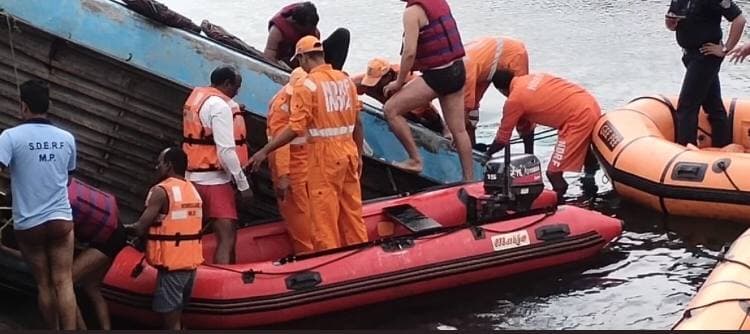 मध्यप्रदेश में नहर में गिरी बस, 40 लोगों की मौत, सीएम शिवराज की मृतकों को 5 लाख मदद की घोषणा 6 मध्यप्रदेश में नहर में गिरी बस, 40 लोगों की मौत, सीएम शिवराज की मृतकों को 5 लाख मदद की घोषणा | bus accident1