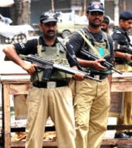 कराची में पुलिस मुख्यालय पर हमला, तीन आतंकी मारे गए 8 कराची में पुलिस मुख्यालय पर हमला, तीन आतंकी मारे गए Taliban Attack Karachi Police Head quarter, Terrorist Attack Karachi PHQ