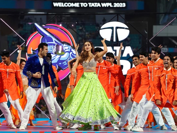 WPL 2023 Opening Ceremony: कियारा आडवाणी, कृति सेनन, एपी ढिल्लों ने स्टेज पर लगा दी आग