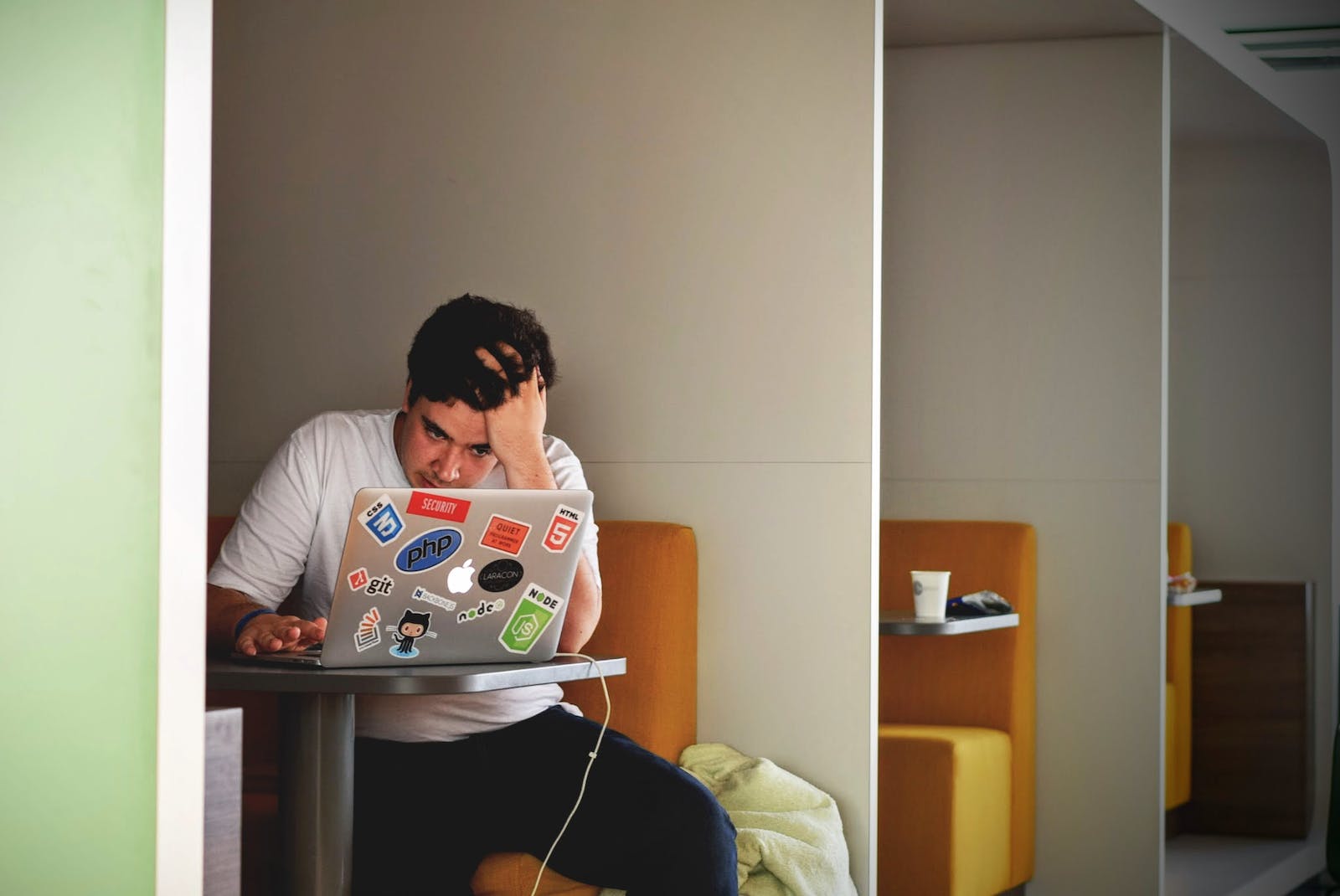 Man in White Shirt Using Macbook Pro, लाल किताब उपाय, करियर से सम्बंधित उपाय, 